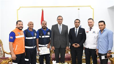 محافظ قنا يكرم مسعفًا وفني قيادة بهيئة الإسعاف لجهودهما في إنقاذ حالة ولادة طارئة بقرية خزام بقوص