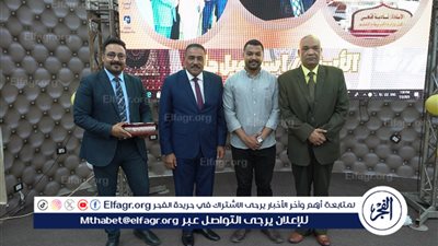 تكريم محافظ مطروح لوكيل مديرية التربية والتعليم 