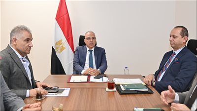 وزير الري يتابع أعمال إزالة الحشائش وورد النيل والتعديات على مجرى نهر النيل