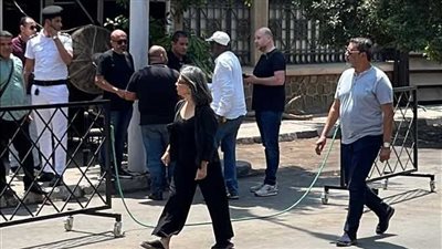 صبري فواز ومحمود حميدة أول الحاضرين لتوديع جثمان لطفي لبيب