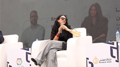 جلسة نقاشية في قمة 