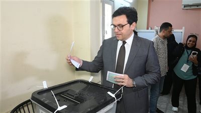 وزير الثقافة يدلي بصوته في انتخابات مجلس الشيوخ بالدقي 