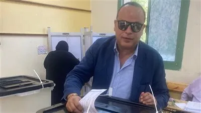  تامر عبدالمنعم يدلي بصوته في إنتخابات مجلس الشيوخ