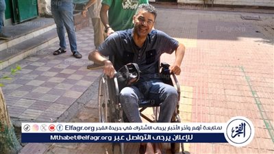 ذوي الهمم يشاركون في العرس الديمقراطي.. ناخب يدلي بصوته في انتخابات مجلس الشيوخ بالزيتون