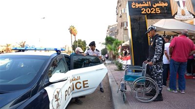 مشاهد إنسانية استثنائية.. رجال الشرطة تساعد كبار السن وذوي الهمم فب انتخابات مجلس الشيوخ (صور)