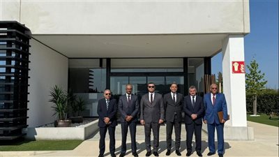 وزير الإسكان يصل برشلونة ويلتقي مسئولي شركتي (DUPONT) و(IETOS) لاستعراض أحدث التقنيات في مجالات تنقية مياه الشرب 
