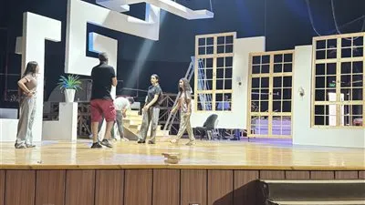 بدء الاستعدادات الأخيرة لبروفات مسرحية “حب من طرف حامد” بطولة ميدو عادل (صور)