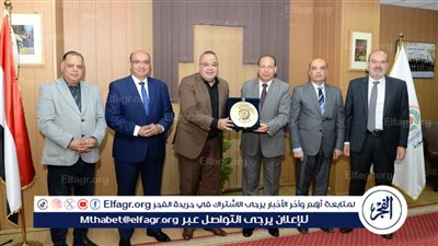 رئيس جامعة المنصورة يُكرِّم قيادات المستشفيات الجامعية السابقة ويؤكِّد استمرار مسيرة التطوير