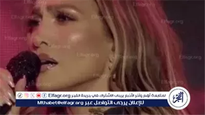 صرصار يزحف على رقبة جنيفر لوبيز أثناء حفلها في كازاخستان.. وتتعامل معه باحترافية