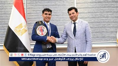 وزير الرياضة يلتقي بطل الكيك بوكس محمد راتب