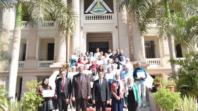 رئيس جامعة بنها يسلم شهادات التدريب لطلاب أول مدرسة صيفية للقطاع الطبي