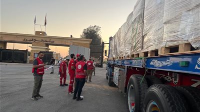 الهلال الأحمر المصري يطلق قافلة «زاد العزة» الـ22 إلى غزة