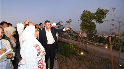 وزير الإسكان يتابع مشروع حدائق 