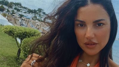 بالبرتقالي.. درة تتألق في أحدث ظهور 