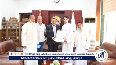 محافظ مطروح يكرم رمزًا للأمانة بحادث قطار الضبعة