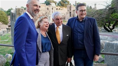 حواس يوقع كتابه الجديد 