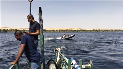 محافظ أسوان يتابع جهود تفتيت بقعة سولار بمجرى نهر النيل