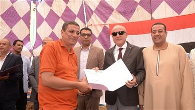 محافظ الأقصر يشهد حفل تسليم 100 وحدة سكنية بمشروع إسكان الطود المتعثر بعد معاناة استمرت لأكثر من 16 عاما