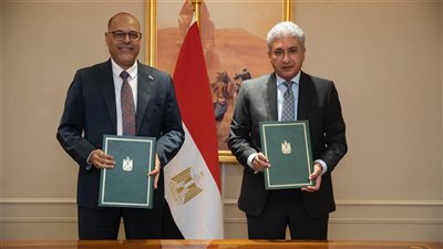 وزيرا السياحة والآثار والعمل يوقعان بروتوكول تعاون بشأن شروط وضوابط الترخيص لوحدات الإقامة الفندقية