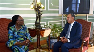 وزير الخارجية يلتقي وزيرة العلاقات الدولية والتجارة الناميبية