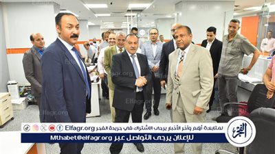 محافظ أسيوط يتفقد سير العمل باول مركز خدمات مميز بالصعيد بالغرفة التجارية بالمحافظة 