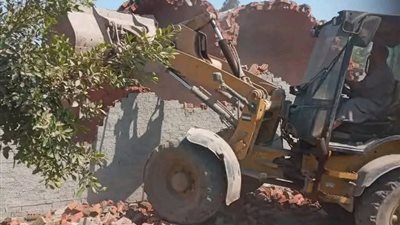 إزالة مقابر مخالفة على أرض زراعية بقرية سندنهور ببنها