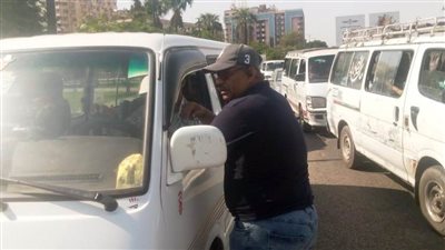  محافظ أسوان يتابع جهود لجنة السيرفيس بالتنسيق مع إدارة المرور في المواقف والشوارع الرئيسية.. 