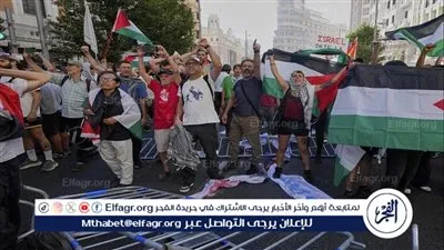 متظاهرون يقطعون شوارع وسط مدريد أمام سباق طواف إسبانيا احتجاجا على المشاركة الإسرائيلية