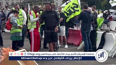 المتظاهرون في باريس ينشدون أغاني على أنغام 