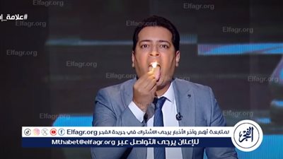 مذيع يشعل النار في لسانه على الهواء.. شاهد التفاصيل 