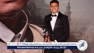 مصطفى عماد يهدي تكريمة في حفل توزيع جوائز دير جيست للمخرج محمد سامي