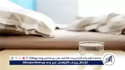 عادة شائعة قد تضر بصحتك.. مخاطر ترك الماء مكشوفًا بجانب السرير أثناء النوم