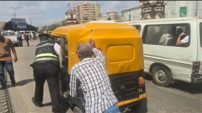 ضبط 30 مركبة توك توك غير مرخصة ومخالفة لخطوط السير بشوارع الزقازيق