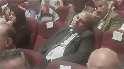 وكيل «تعليم قنا» يبدأ العام الدراسي نائمًا: «كنت بفكر في ملفات مهمة» |القصة كاملة