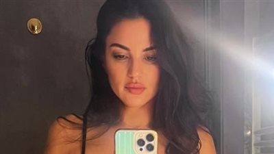 إطلالة بسيطة وأنيقة.. درة تشعل السوشيال ميديا بالكاجوال الكلاسيكي