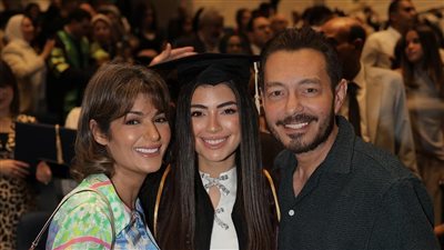 بهذه الطريقه.. أحمد زاهر يحتفل بتخرج ابنتيه ملك وليلى