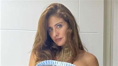 بفستان رمادي وتسريحة كيرلي.. هيدي كرم تثير إعجاب متابعيها على السوشيال ميديا