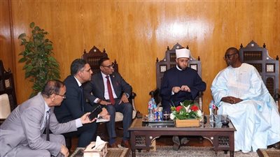 سفارة السنغال بالقاهرة تهدي وزير الأوقاف العدد الأول من مجلتها الصادرة بالعربية