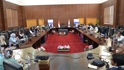 منال عوض تستعرض تقريرًا حول جهود عقد جلسات الحوار المجتمعي لمواجهة التغيرات المناخية 