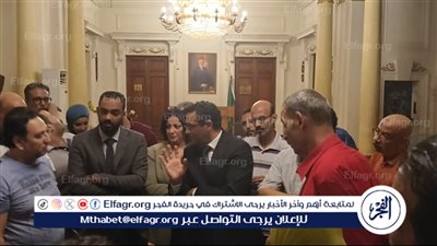 وفد من نقابة الصحفيين يزور اعتصام الوفد.. ويؤكد التضامن معهم في مطالبهم