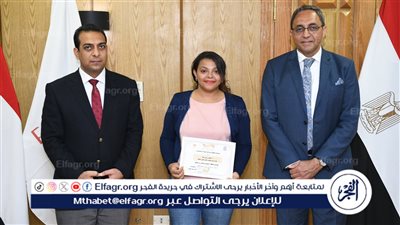 محافظ قنا يكرم المكلفين بأداء الخدمة العامة بالديوان العام