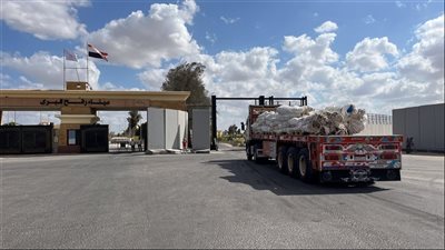 عبر قافلة «زاد العزة» الـ 44.. الهلال الأحمر يدفع نحو 160 ألف سلة غذائية وأطنان من السولار إلى الأشقاء الفلسطينيين 