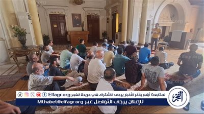 المعتصمون بمؤسسة الوفد يؤدون صلاة الجمعة داخل مقر الاعتصام