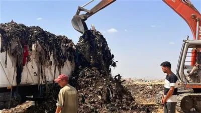 رئيس إدارة المخلفات بجولة تفقدية لمتابعة سير العمل بالمدفن الصحي بمدينة العبور