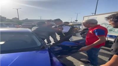 ضبط سائق حاول الهروب بعد اصطدامه بعدة سيارات والاعتداء على ضابط مرور بالقليوبية