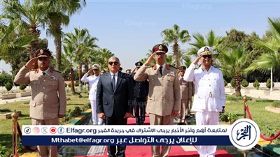 محافظ الإسماعيلية يضع إكليلًا من الزهور على النصب التذكاريِّ لشهداء الجيش الثاني الميداني