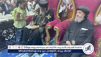 طفلة من أبوتيج بأسيوط تقدم لوحة رسمتها للبابا تواضروس 