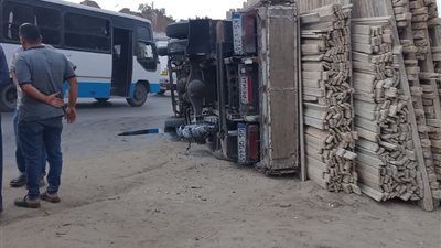 انقلاب سيارة نقل محملة بالأخشاب على الطريق الزراعي بطوخ دون إصابات
