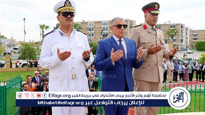 محافظ الإسماعيلية يضع إكليلًا من الزهور على النصب التذكاري بميدان الشهداء