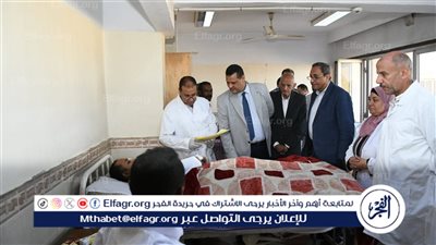 محافظ قنا يزور مصابي حادث أتوبيس عمال الألومنيوم ويطمئن على حالتهم الصحية
